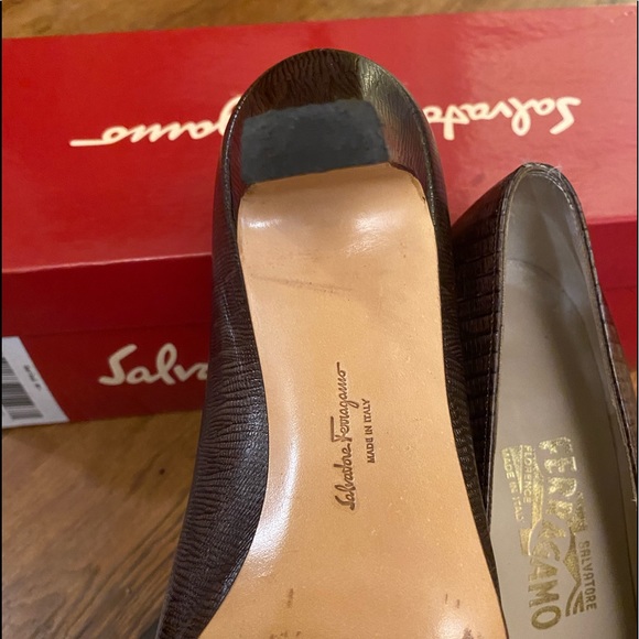 Salvatore Ferragamo alligator embossed brown leather heeled pump - Picture 2 of 7